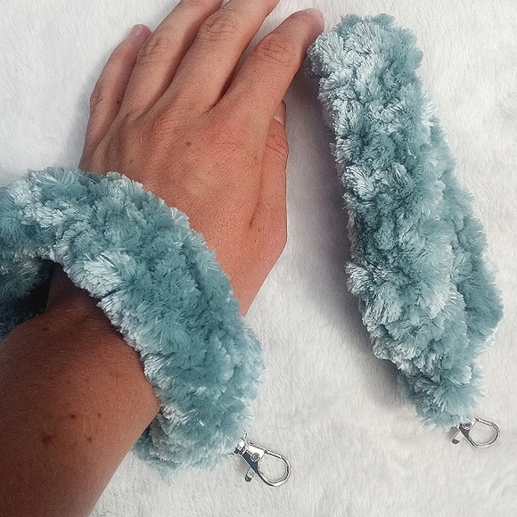 Handmade crocheted luxury "furry" wristlet keychain - Picture 1 of 3